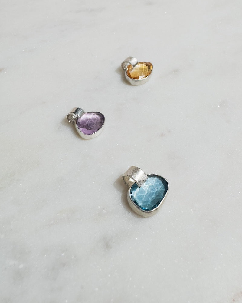Stenar med olika fÀrger till vÄra silverhalsband.