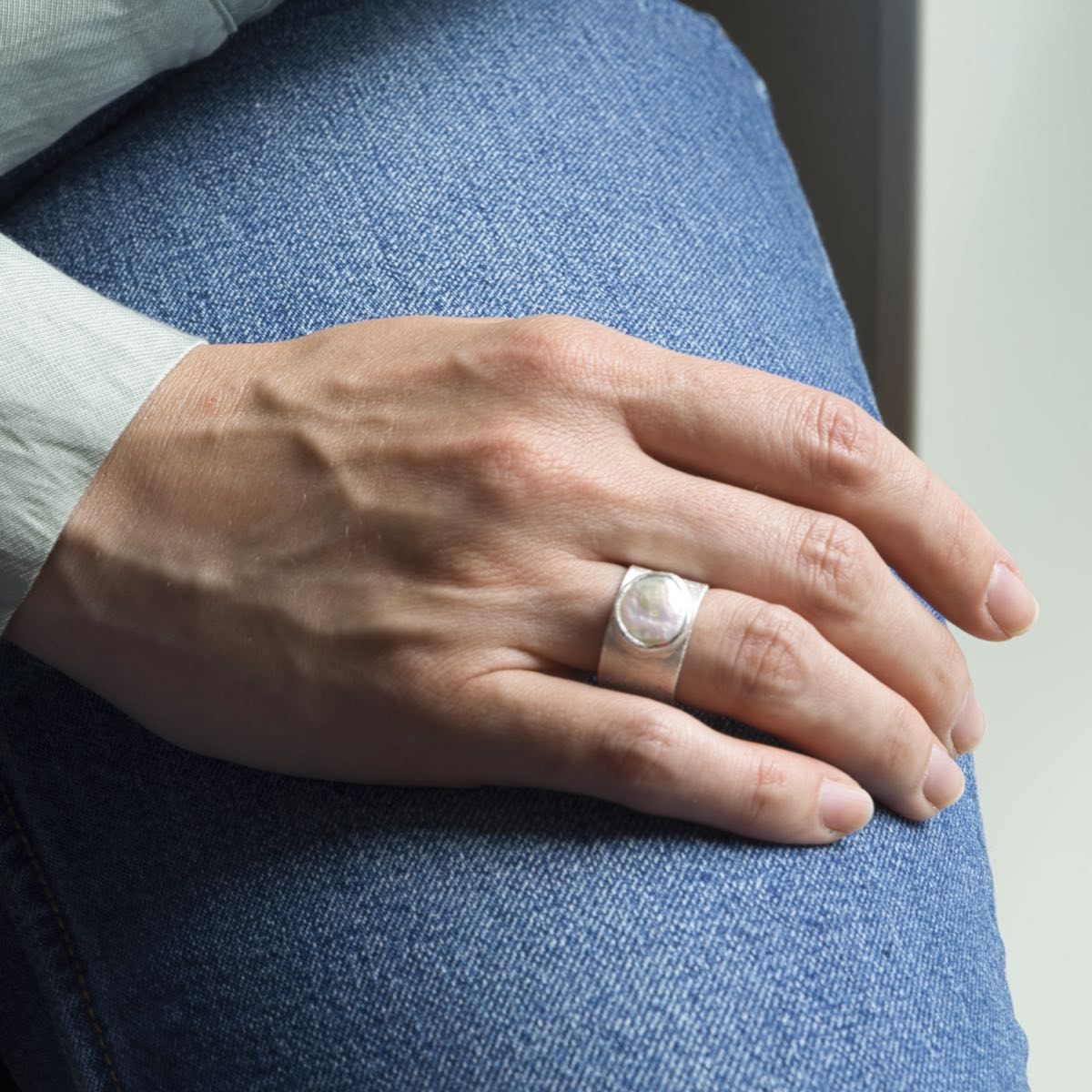 Bred silverring Pärla i äkta silver buren på ringfingret