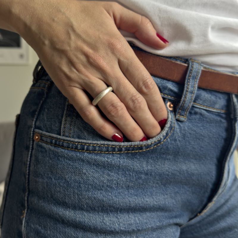 Matt tjock silverring från Nude Stockholm, ring i 4 mm silver, stylad med jeans och vit t-shirt.