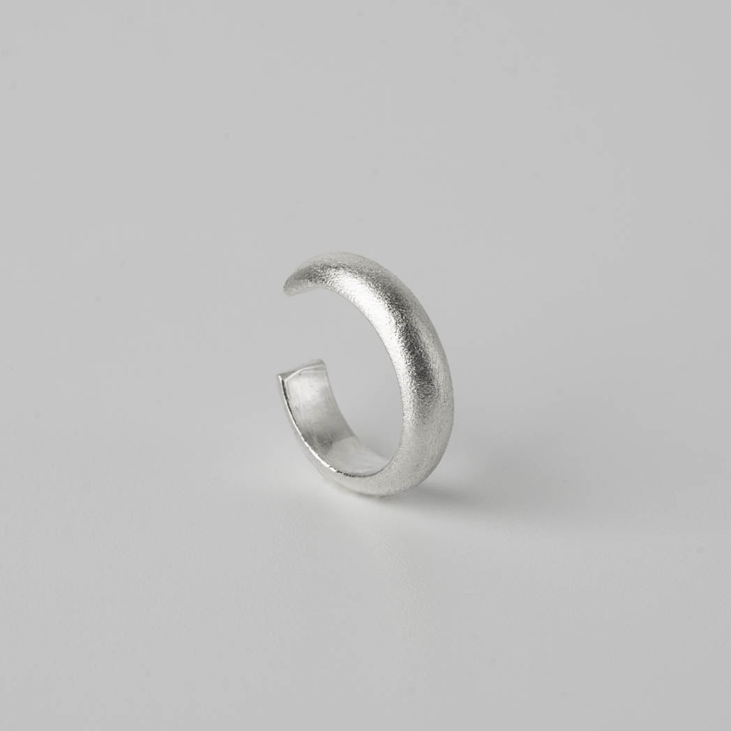 Ear cuff â handgjord i Ă„tervunnet 925 sterlingsilver med en matt finish, fotograferad mot vit bakgrund.