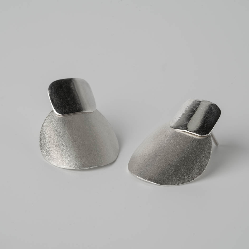 Eclipse Duo Matt â stora handgjorda silverörhĂ€ngen i 925 sterlingsilver, med matt och blank yta och rörlig design, fotograferade mot vit bakgrund.