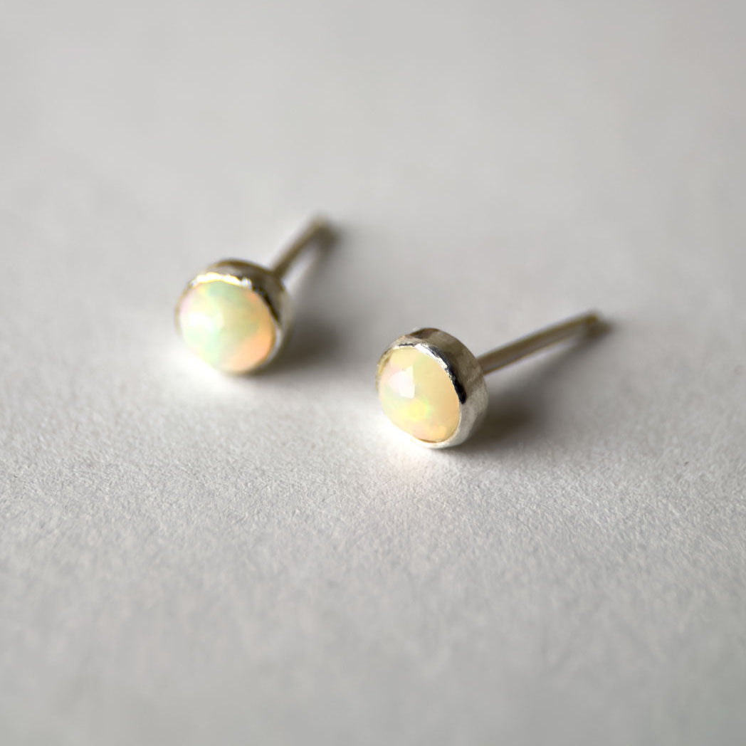 Ett par runda opal studs örhängen i äkta silver för damer.