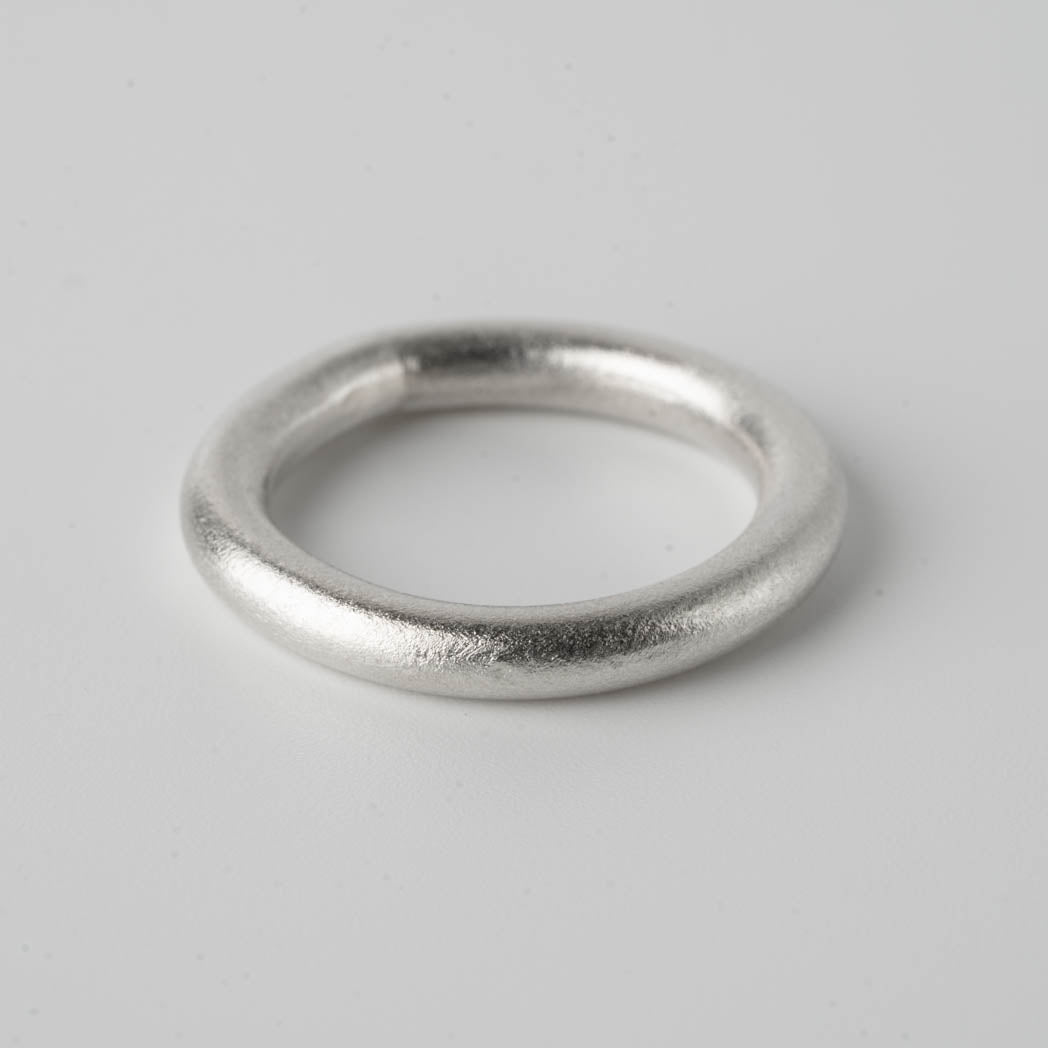 Chunky Matt â handgjord silverring i Ă€kta silver, 3 mm tjock med en matt design, fotograferad mot vit bakgrund.