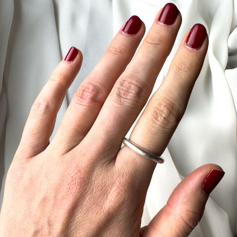 Chunky Matt silverring frÄn Nude Stockholm pÄ en dams hand.