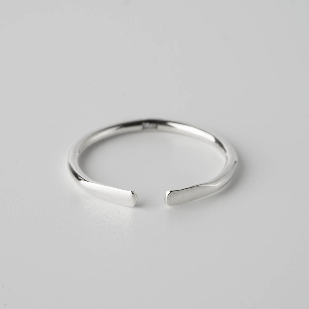 Open â handgjord silverring i 925 sterlingsilver, 1,50 mm tjock, med öppen design, fotograferad mot vit bakgrund.