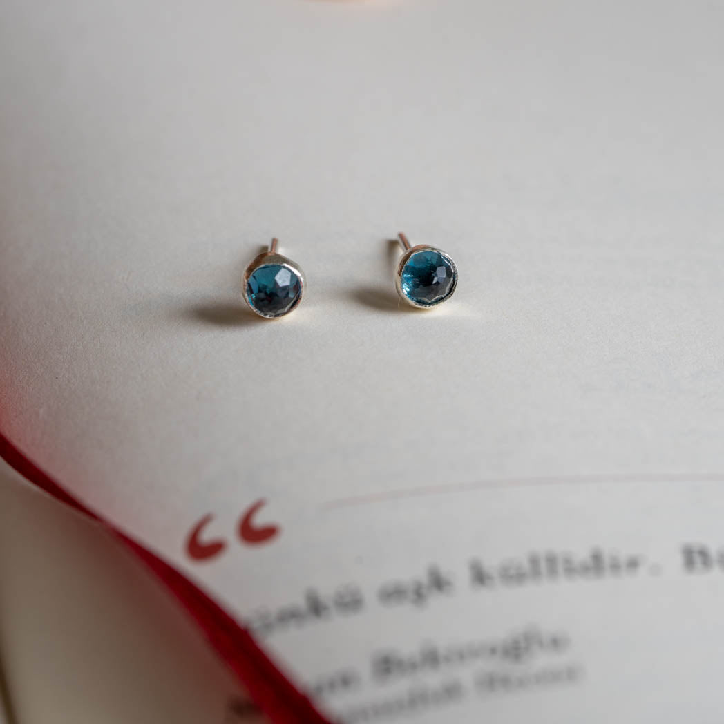Handgjorda studs i silver med London Blue Topas – Nude Stockholm.