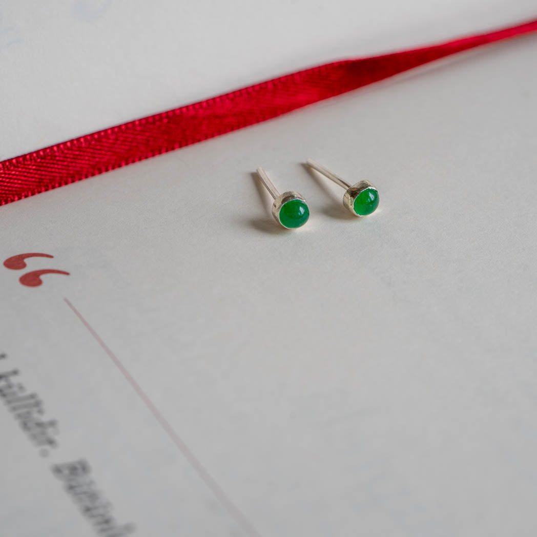 Smaragd studs örhängen