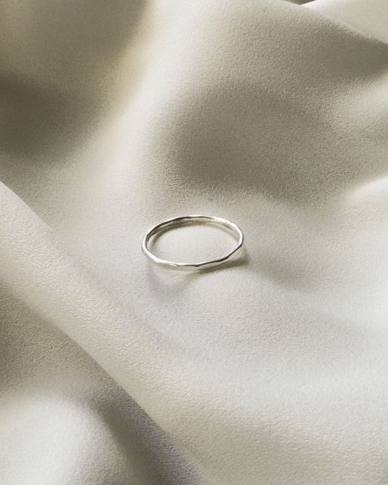 Tunn och kantig ring i Àkta silver.