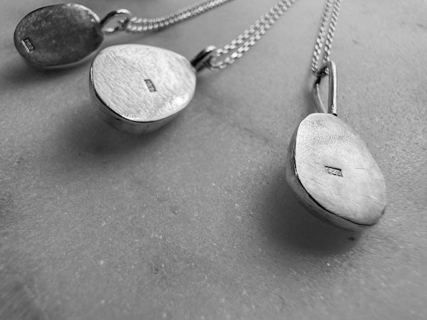 Silversmycken med 925 sterling silver stämpel.