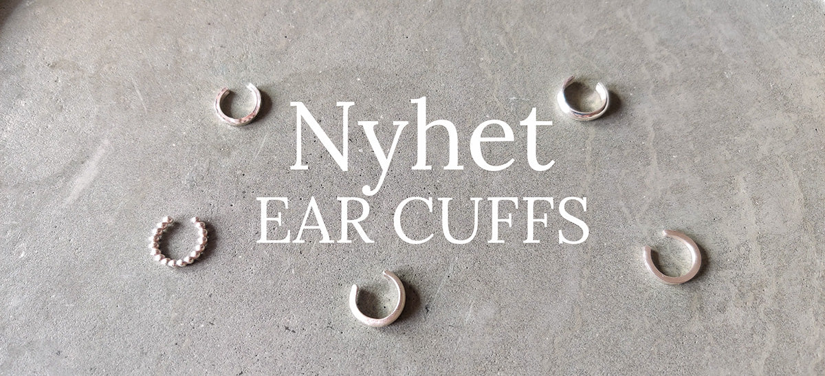 En bild mot grå yta med våra nya ear cuffs