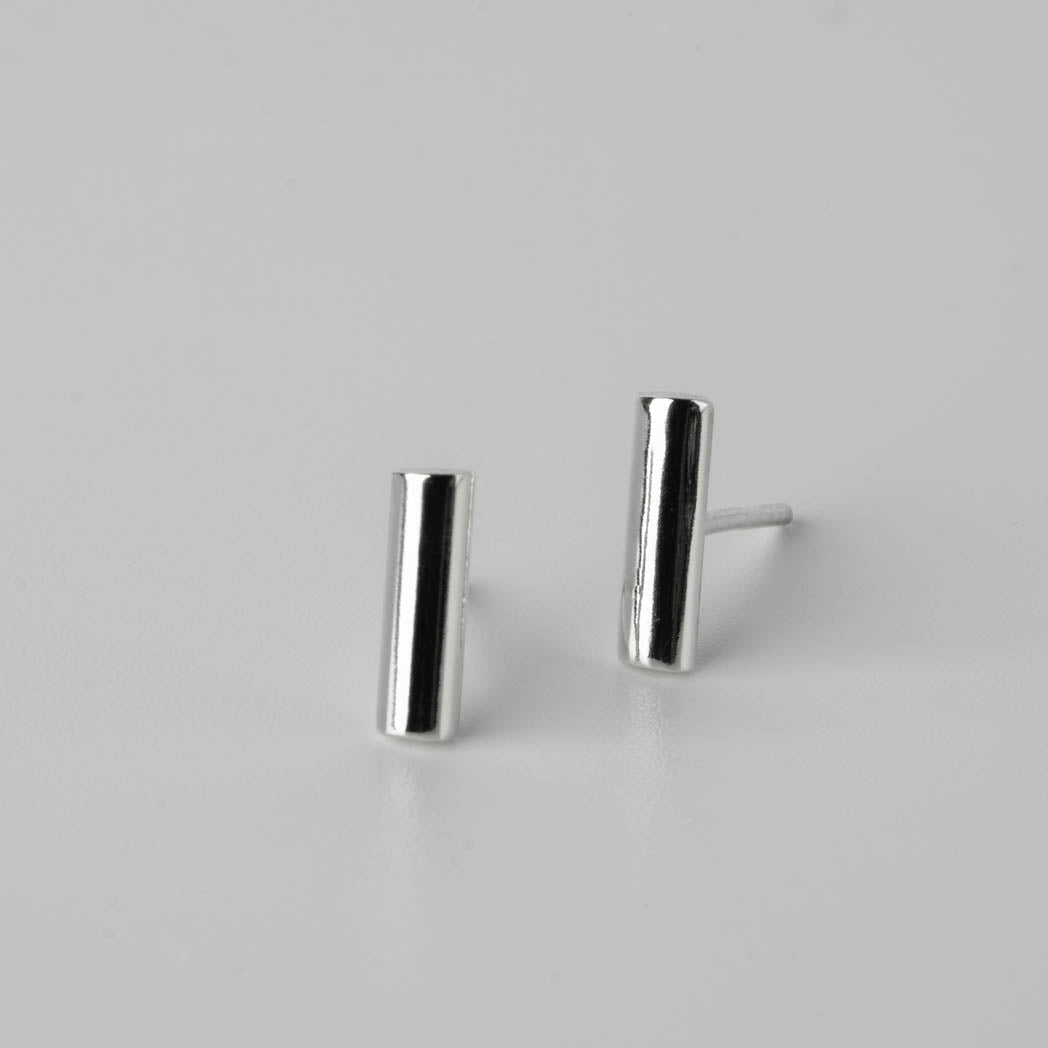 Bar studs – handgjorda minimalistiska örhängen i äkta silver med blank yta och stilren design, fotograferade mot vit bakgrund.