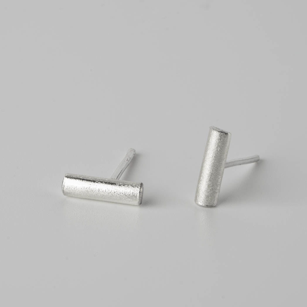 Bar studs – handgjorda minimalistiska örhängen i äkta silver med matt design och stilren form, fotograferade mot vit bakgrund.