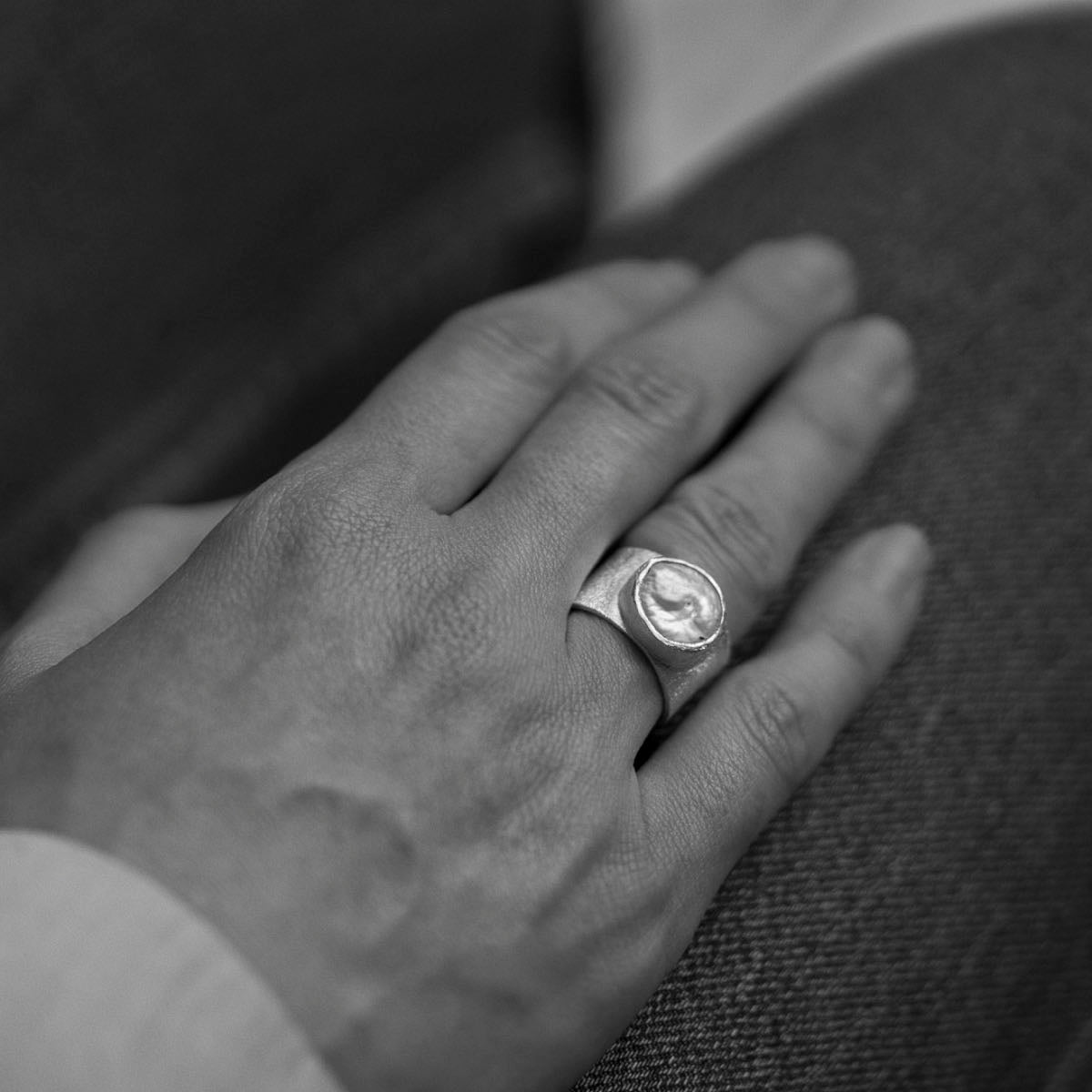 Bred silverring i äkta silver, modellen Pärla, buren på ringfingret från sidan
