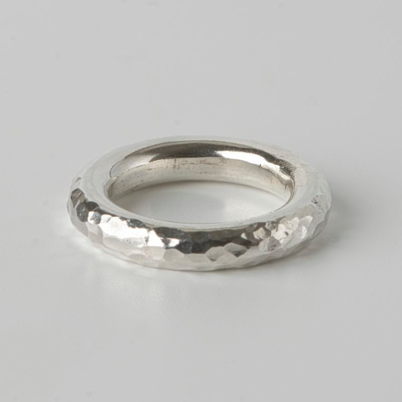 Handgjord tjock silverring 4 mm med hamrad textur i massiv 925 sterling silver från Nude Stockholm
