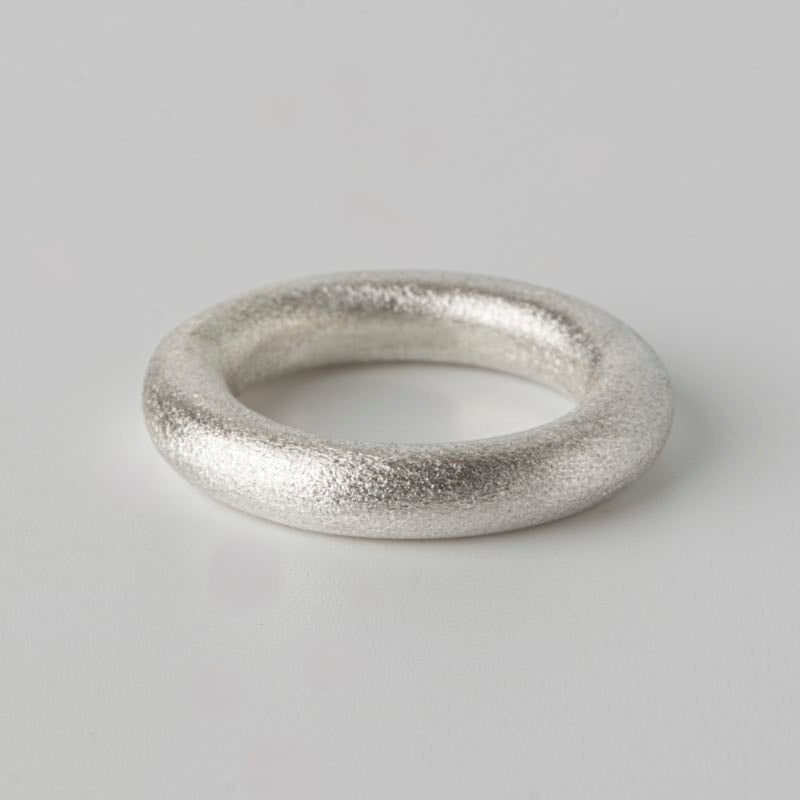 Handgjord tjock silverring 4 mm med matt yta i 925 sterling silver från Nude Stockholm