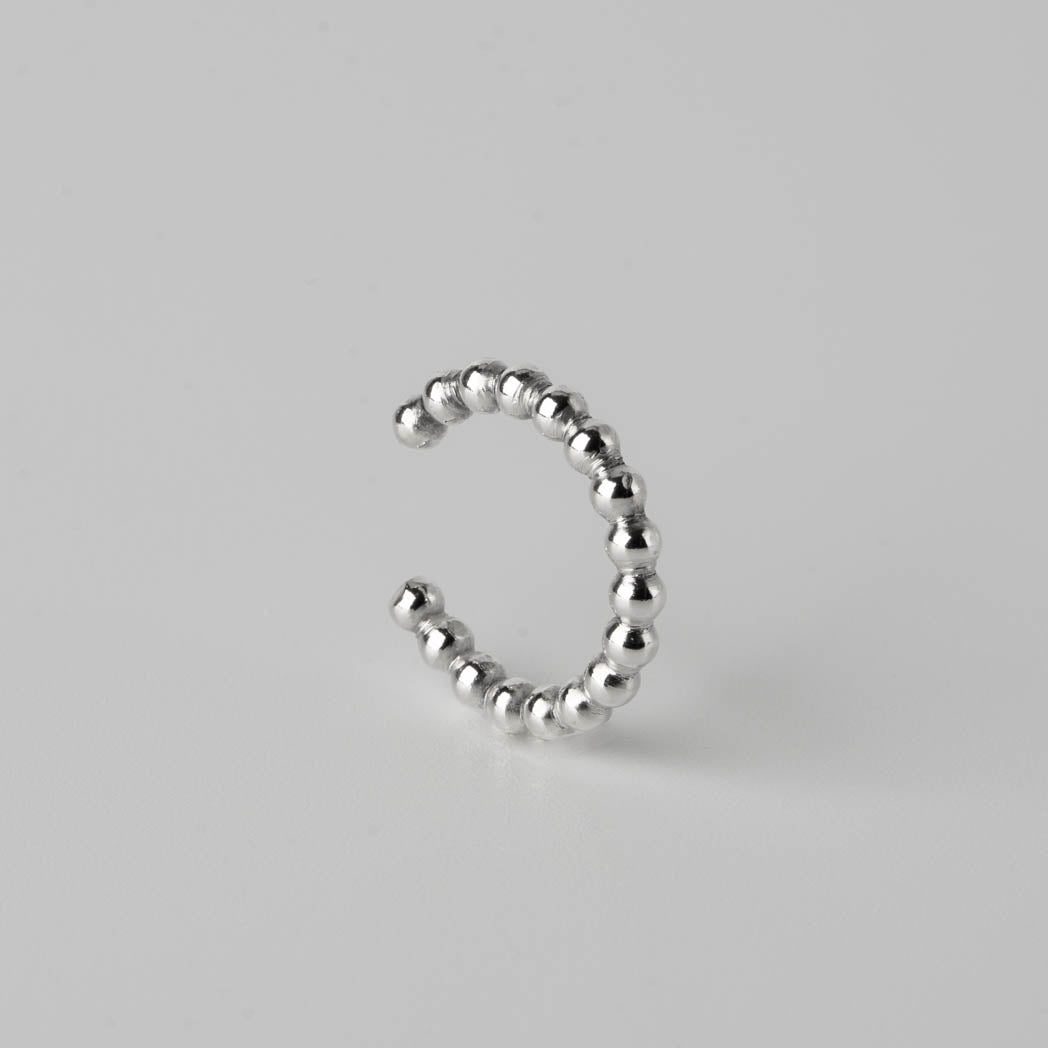 Ear cuff med kulor – handgjord i 925 sterlingsilver, 2 mm tjock, med en lekfull och stilfull design, fotograferad mot vit bakgrund.