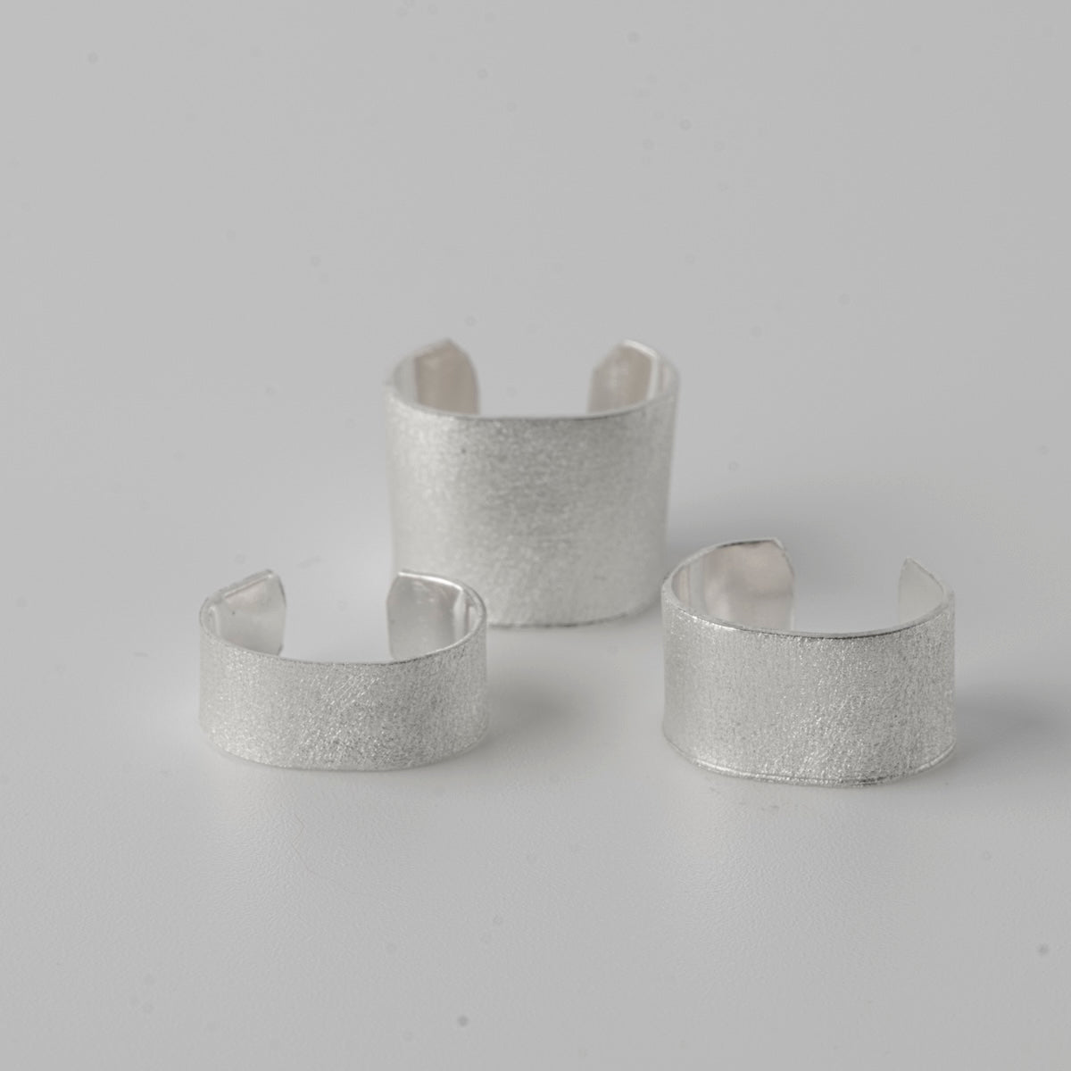 Ear cuffs med matt design i olika storlekar från Nude Stockholm