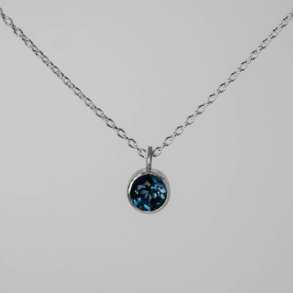 Vad betyder ringar på olika fingrar? En djupdykning med Nude