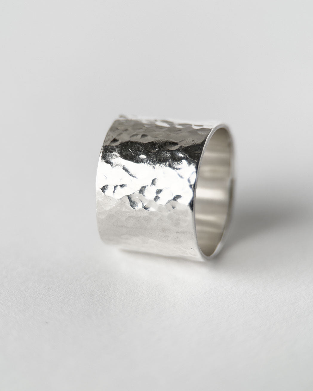 Bred ring i äkta silver, design Nude Stockholm.