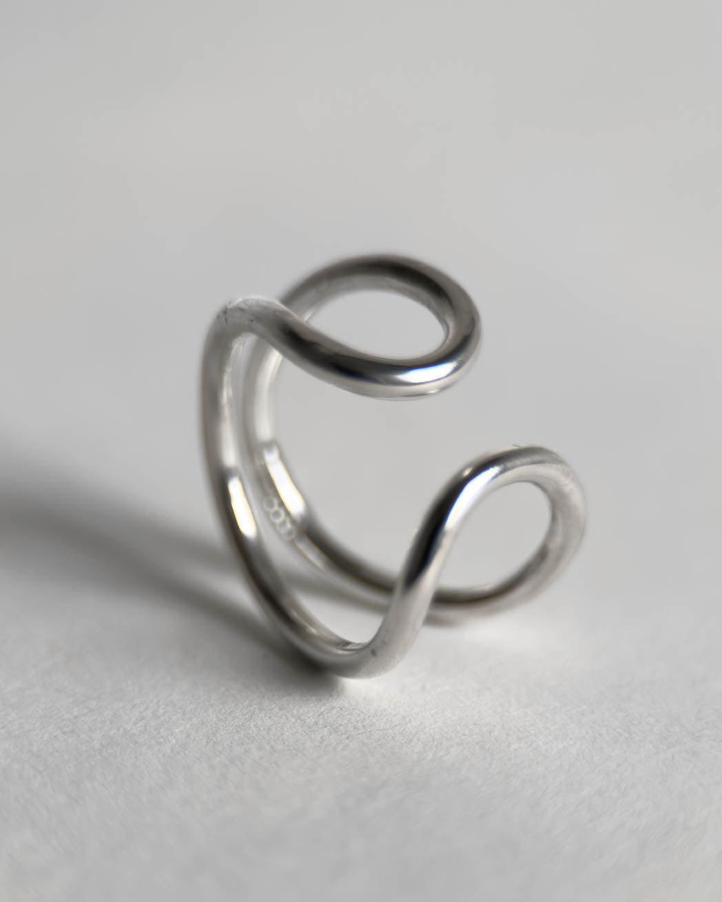 CURVE är en chunky ring med kurvade former, tillverkad av 2 mm tjock silvertråd i äkta 925 sterlingsilver.