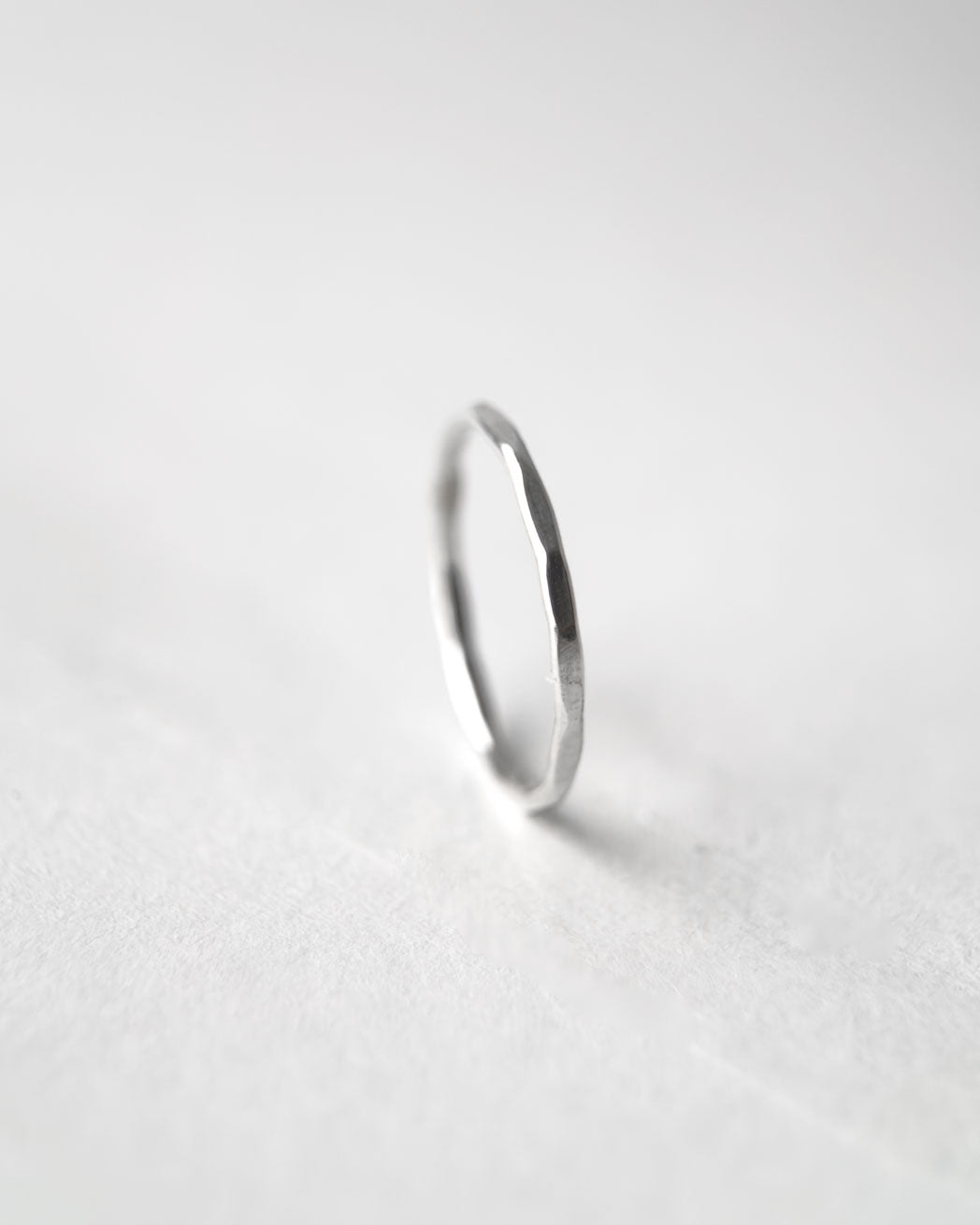 Smal silverring - Kantig - 925 sterlingsilver - Dam - Nude Stockholm