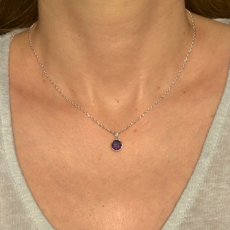 Stilla halsband i äkta silver med rund lila ametist på modell
