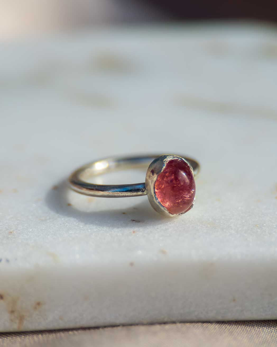 Ring i äkta silver med en rosa turmalin.