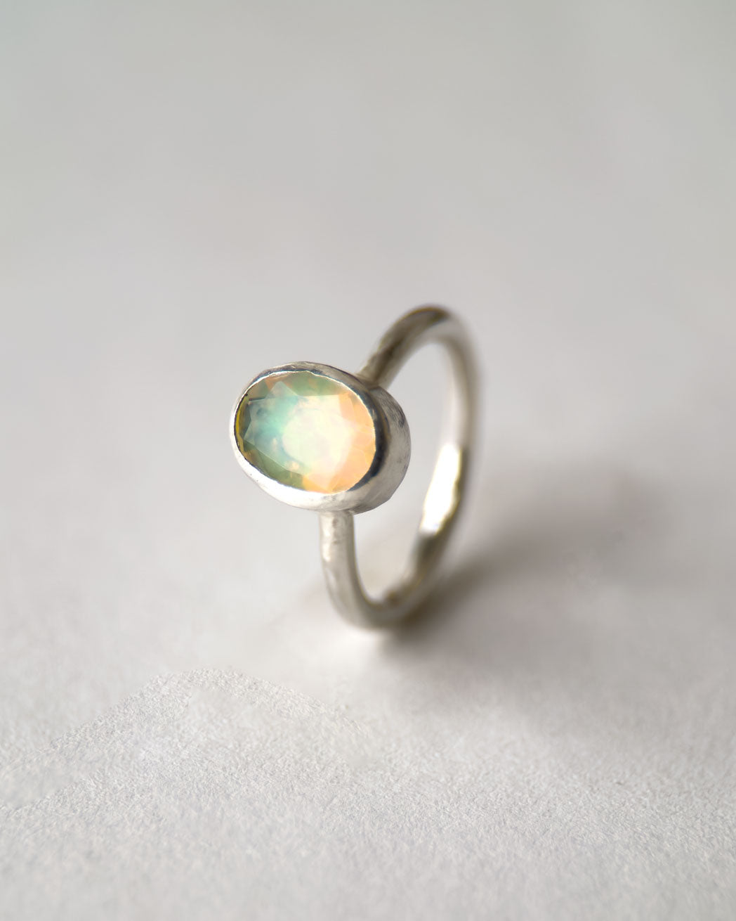 Vit opal ring i äkta silver för damer.