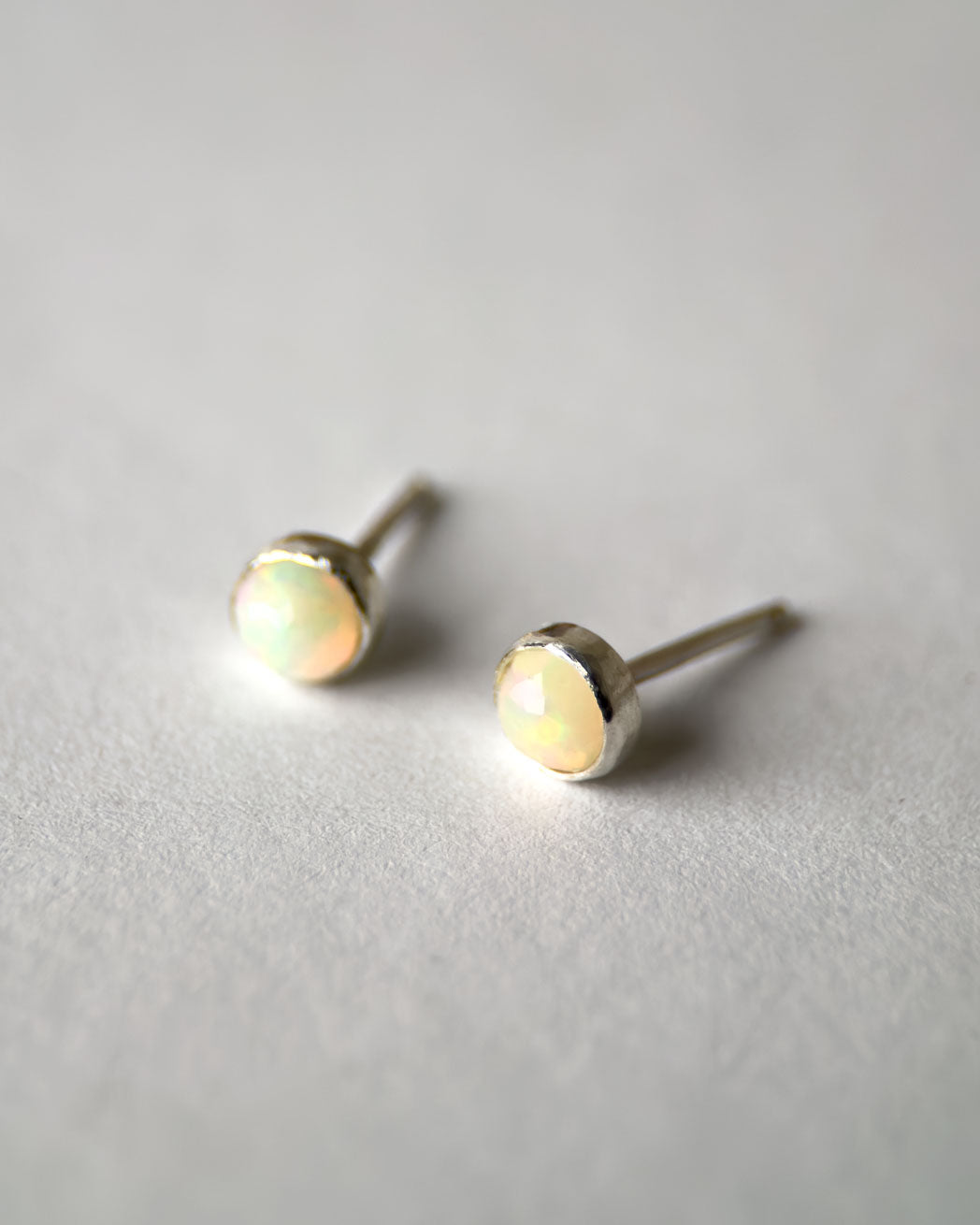 Ett par runda opal studs örhängen i äkta silver för damer.