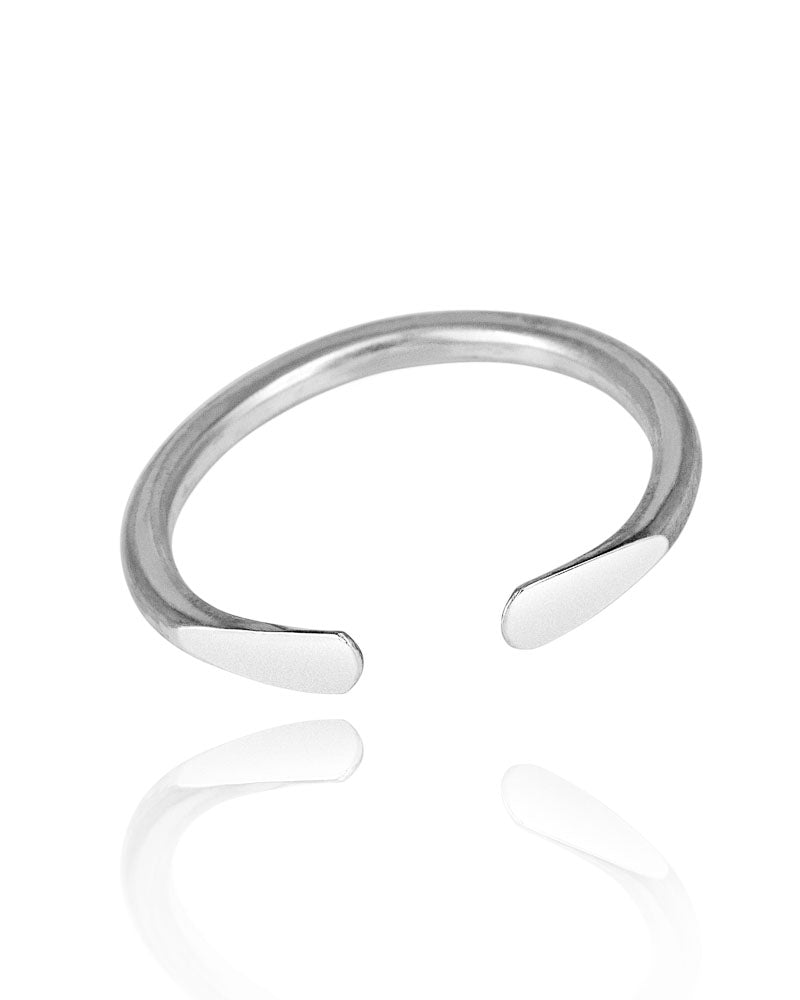 Open ring i äkta silver, elegant presenterad mot en vit bakgrund.