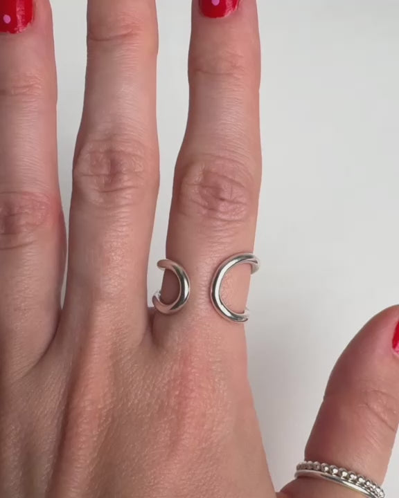 Video som visar en hand med en Curve Chunky silverring, framhävd från olika vinklar för att visa ringens robusta och kurvade design.