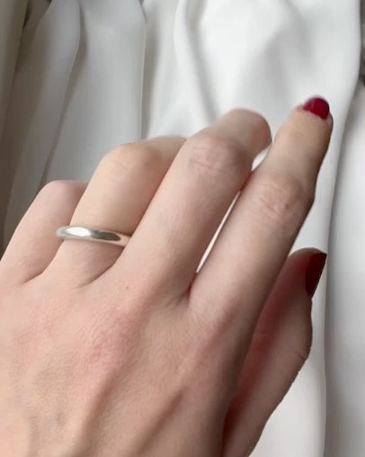 Video på vår Chunky Plain silverring från kollektionen Simple.