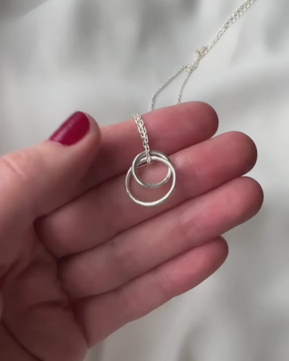 Video på Duo Cirkel silverhalsband.