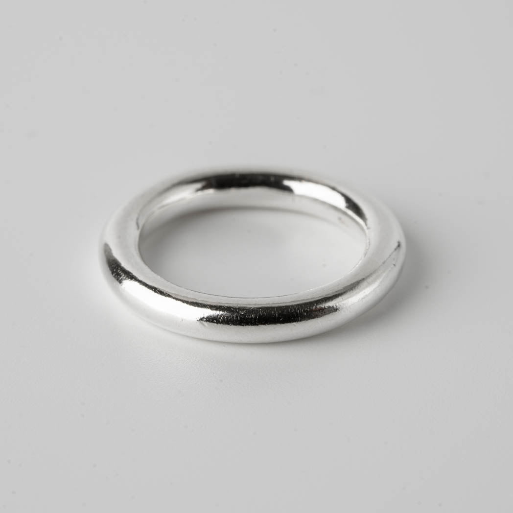 Chunky Plain – handgjord silverring i äkta silver, 3 mm tjock med en blank design, robust och elegant, fotograferad mot vit bakgrund.