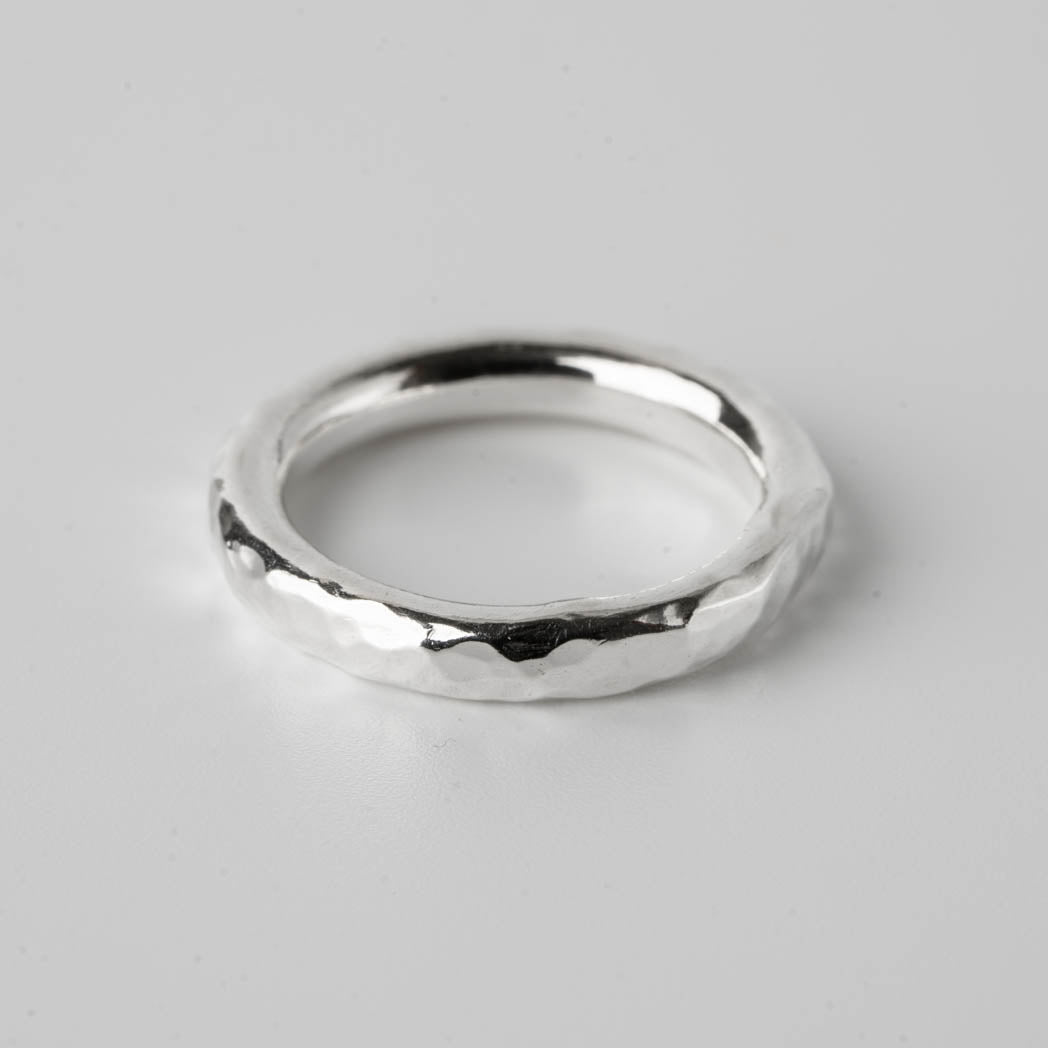 Chunky Hamrad – handgjord silverring i 3 mm tjockt 925 sterlingsilver med en hamrad design, fotograferad mot vit bakgrund.