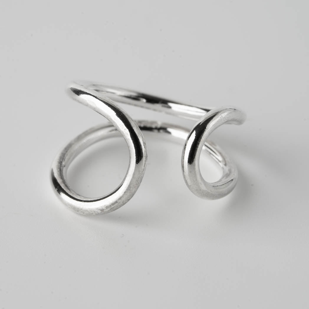 Curve – handgjord silverring i 2 mm tjockt 925 sterlingsilver med en stilren och kurvad design, fotograferad på en hand.