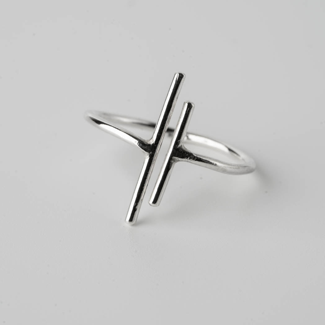 Bar – handgjord silverring i 925 sterlingsilver, 1,25 mm tjock, med minimalistisk och stilren design, fotograferad mot vit bakgrund.