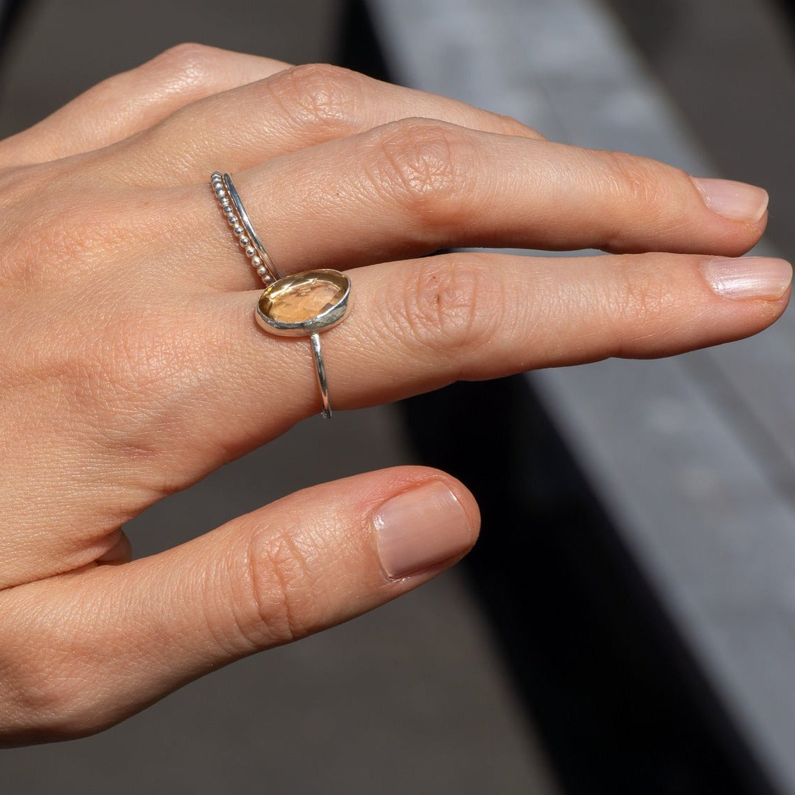 En kvinnas hand bär vår Citrin silverring i äkta 925 sterlingsilver från Unique-kollektionen.