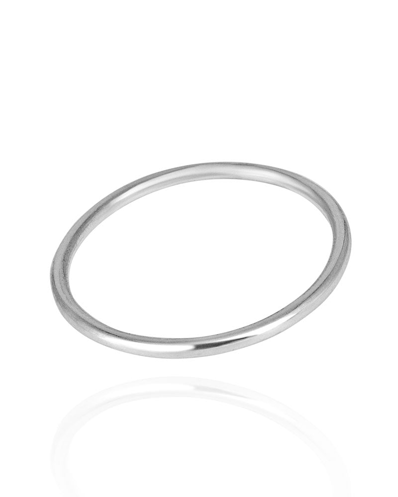 Plain silverring i äkta silver, stilfullt framhävd mot en vit bakgrund.